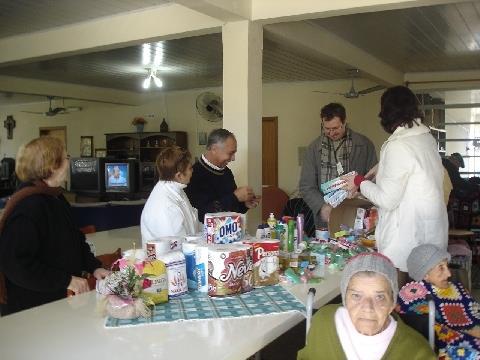 Alunos da IENH arrecadam doações para Lar de Idosos São Vicente de Paula