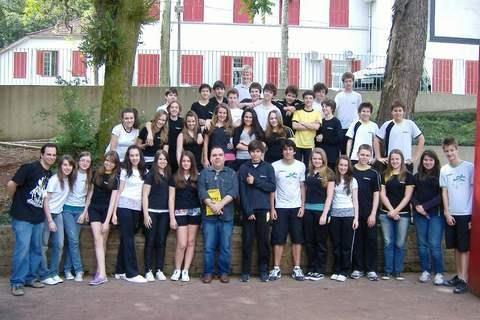 Chargista conversa com alunos sobre a profissão