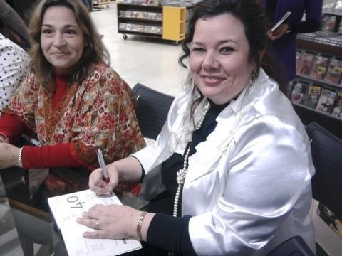 Professora da IENH participa de livro de contos