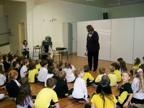História da galinha Gertulina diverte alunos