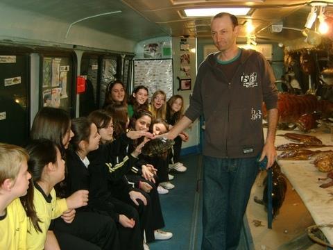 Estudantes descobrem mundo marinho através de museu itinerante