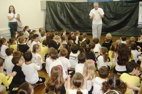 Teatro de fantoches educa para o trânsito