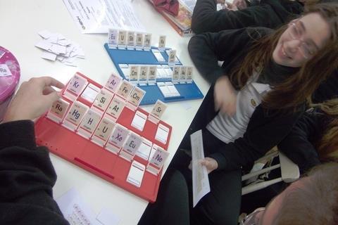 Alunos da 8ª série se divertem com a Tabela Periódica