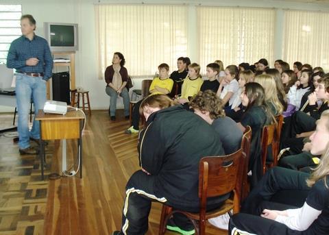 Alunos participam de palestra sobre escalada ao Aconcágua