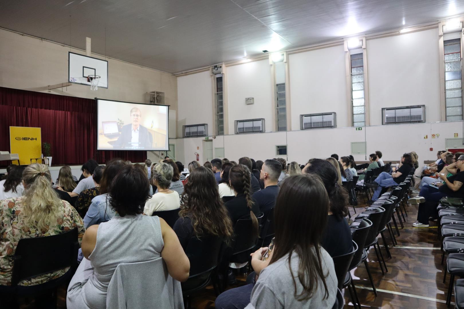 Palestra “IA na Educação: impactos e possibilidades” é ministrada na IENH