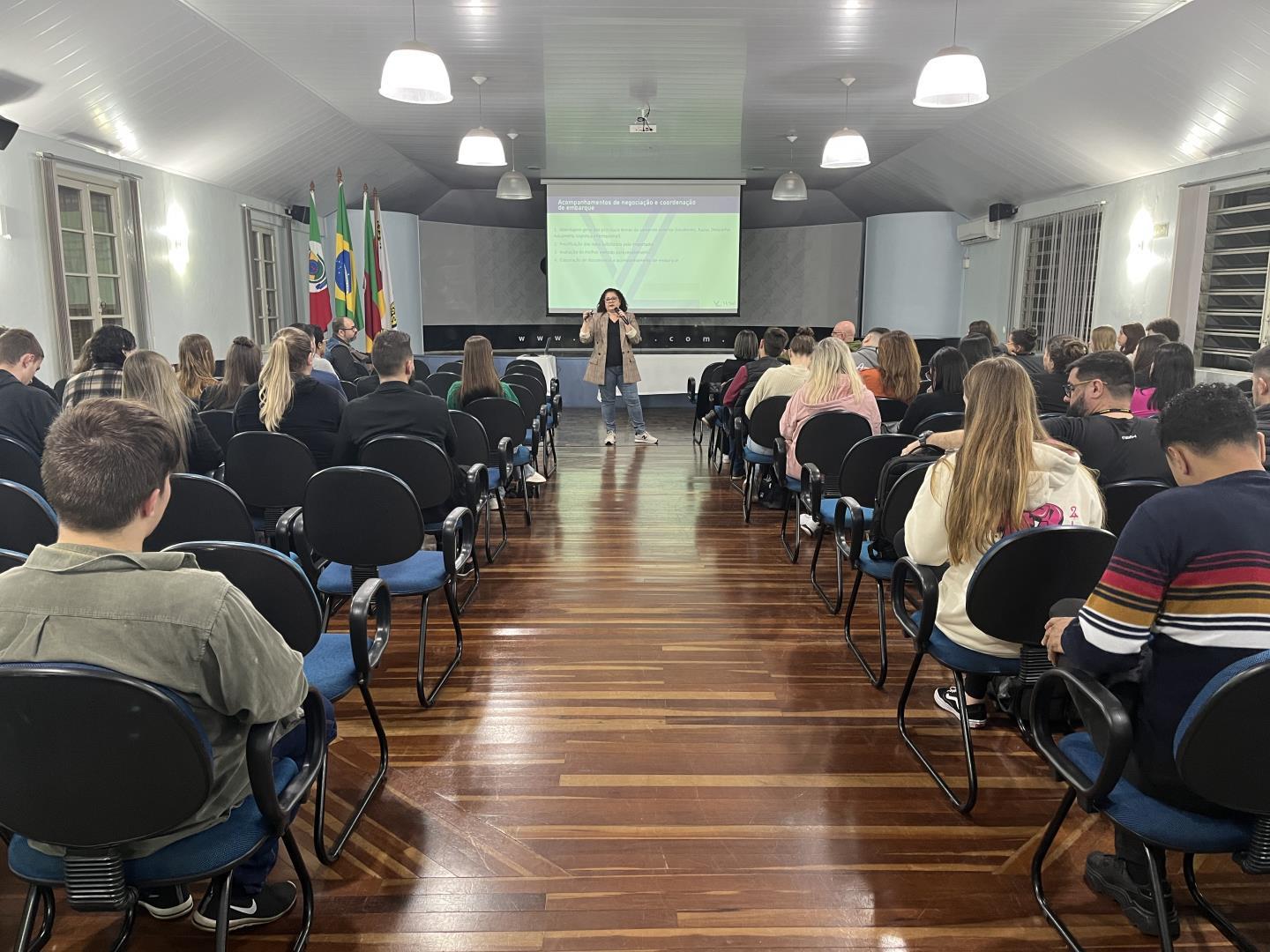 Palestra sobre exportação para o Curso Técnico em Comércio Exterior