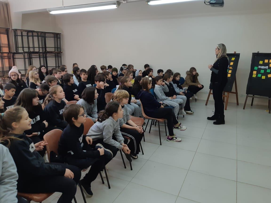 Palestra sobre segurança digital para crianças e adolescentes ocorre na IENH 