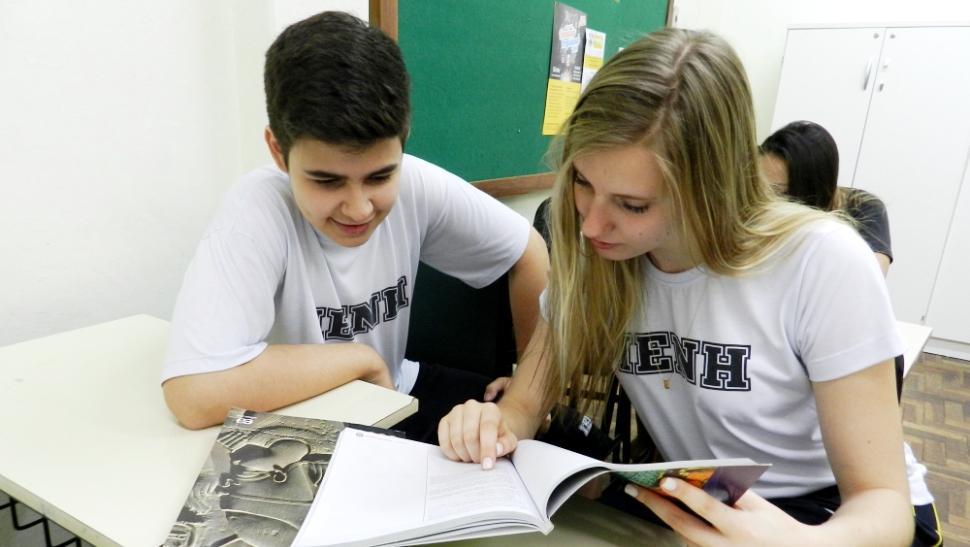 Parceria na hora de estudar: alunos do Ensino Médio participam de monitorias