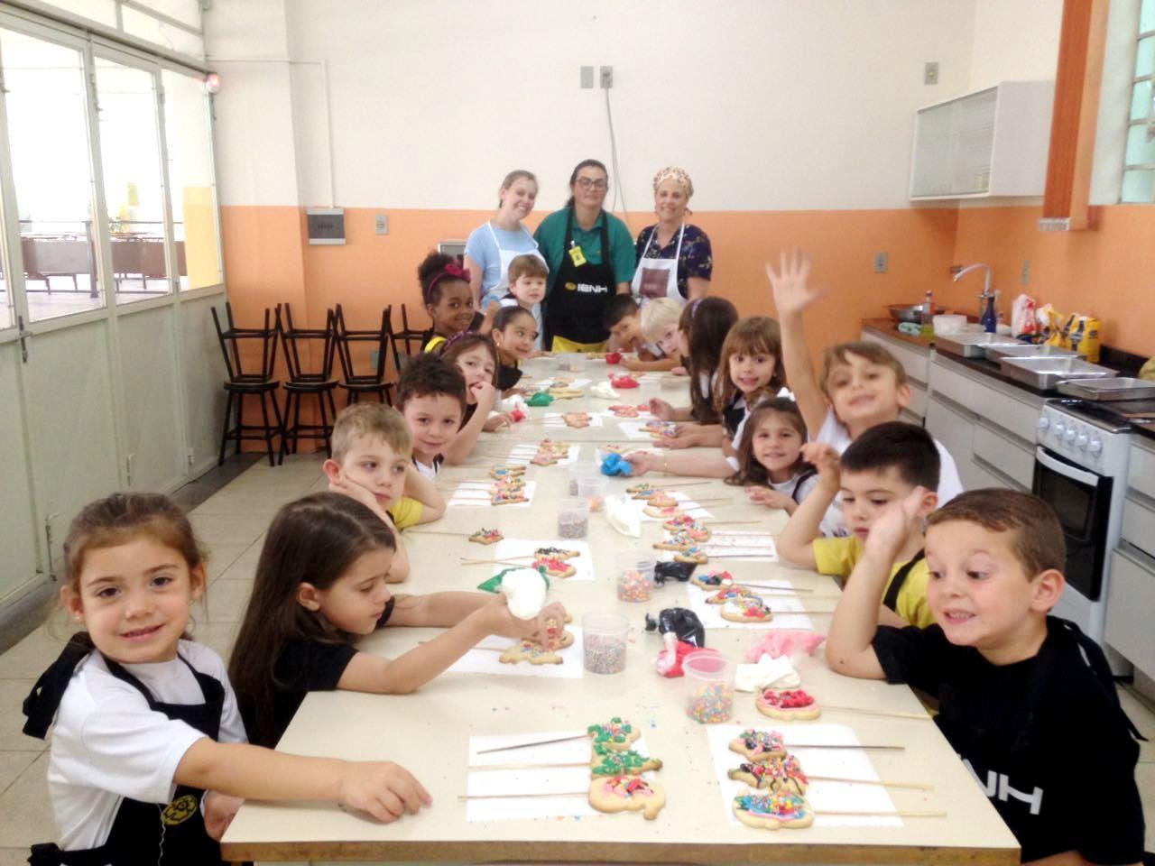 Preparando bolachinhas de Natal em família