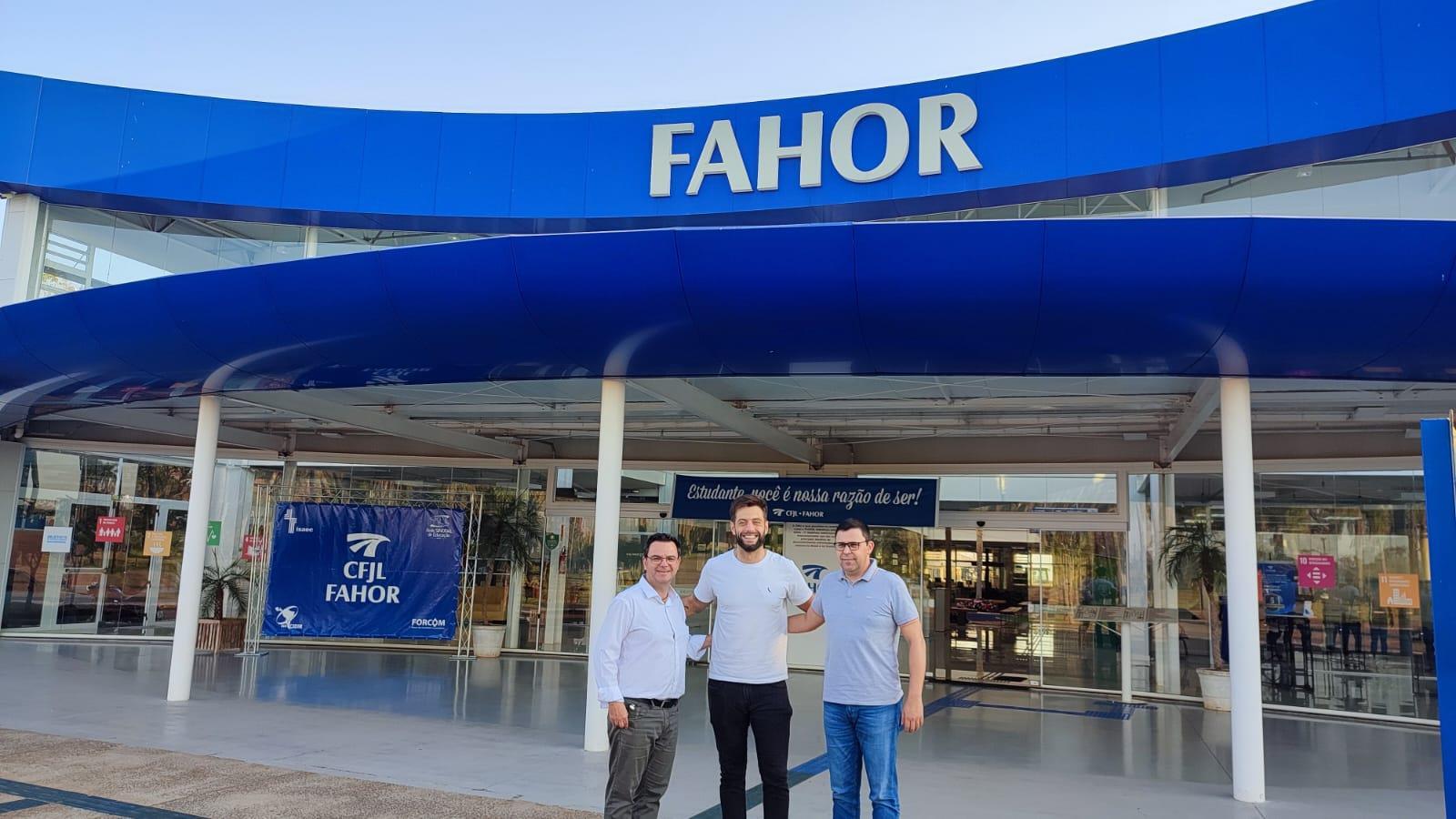 Professor da Faculdade IENH ministra aula de Gestão em Segurança da Informação na FAHOR Professor da Faculdade IENH ministra aula de Gestão em Segurança da Informação na FAHOR