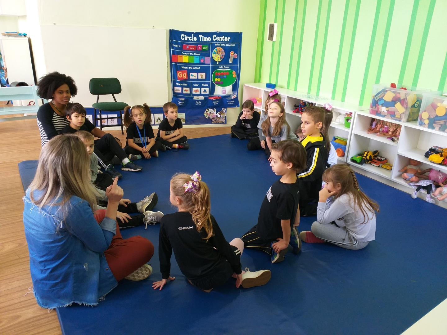 Psicóloga participa de roda de conversa sobre sentimentos em aula da Educação Infantil