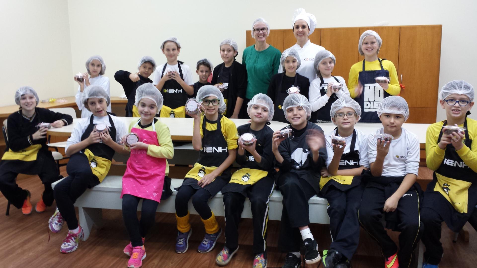 Quarto ano bilíngue prepara bolo de pote na aula de culinária na Língua Espanhola