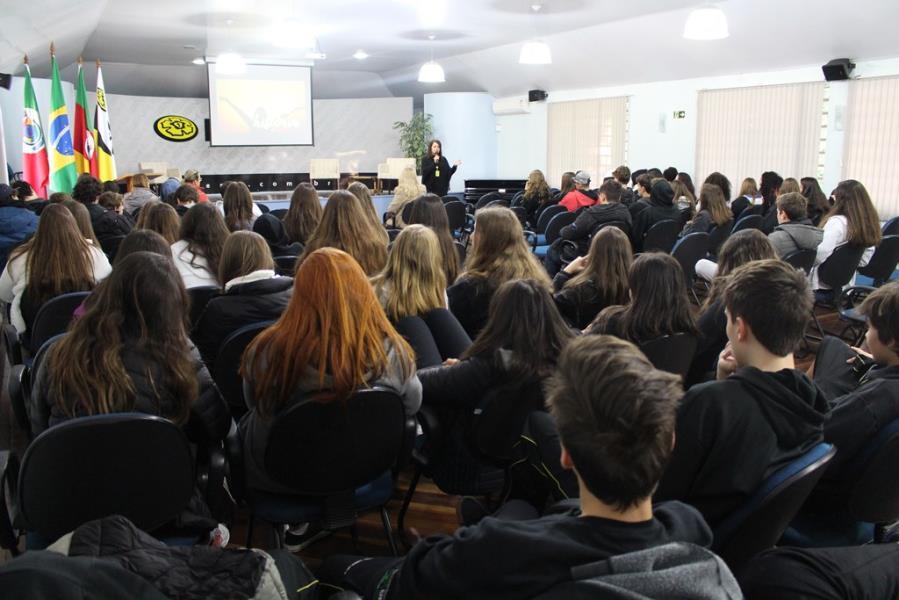 Reunião esclarece dúvidas dos alunos dos 9ºs anos sobre o Ensino Médio