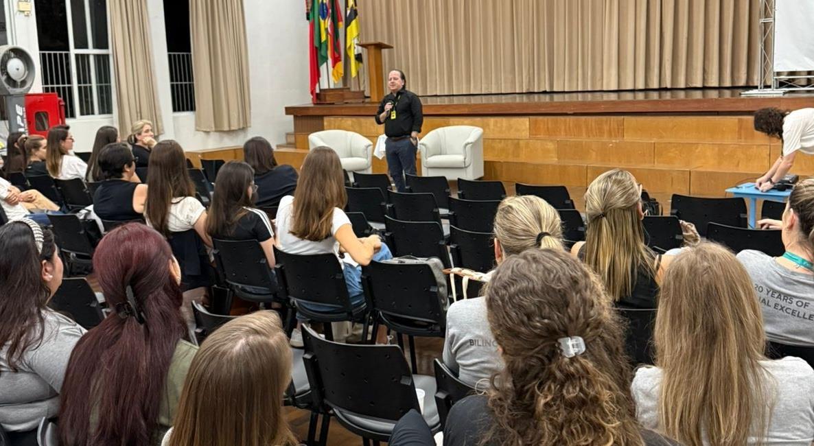 Reunião pedagógica aborda bullying, cyberbullying e antirracismo na IENH
