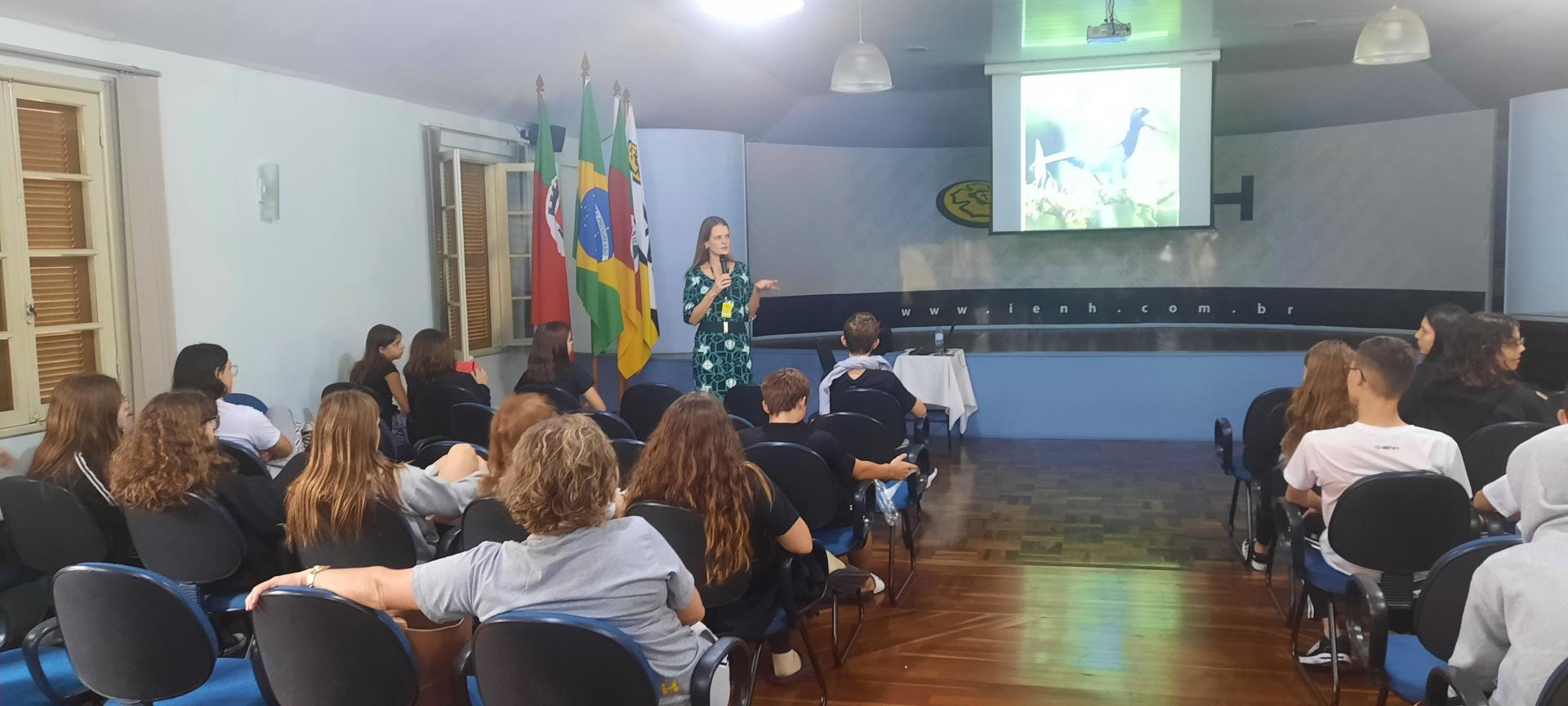 Segunda fase de workshops de iniciação científica é realizada no Ensino Fundamental