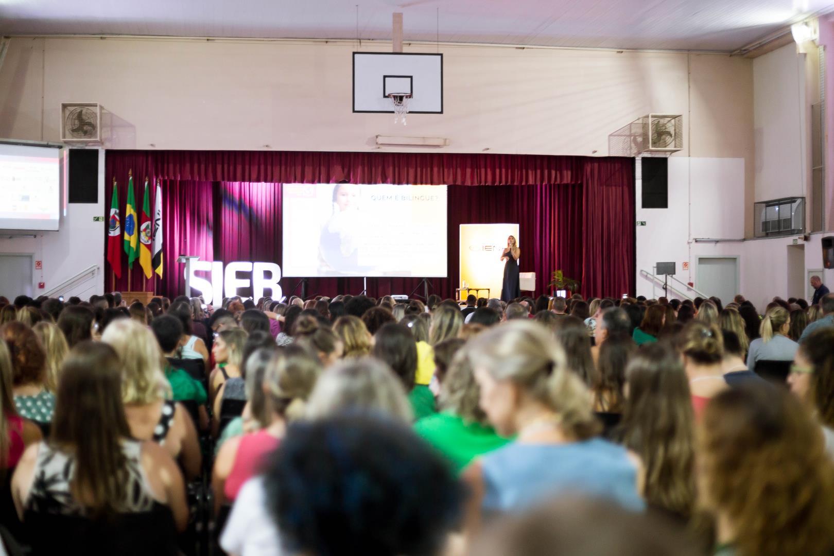 Seiscentas pessoas se reúnem para discutir a educação bilíngue em evento na IENH