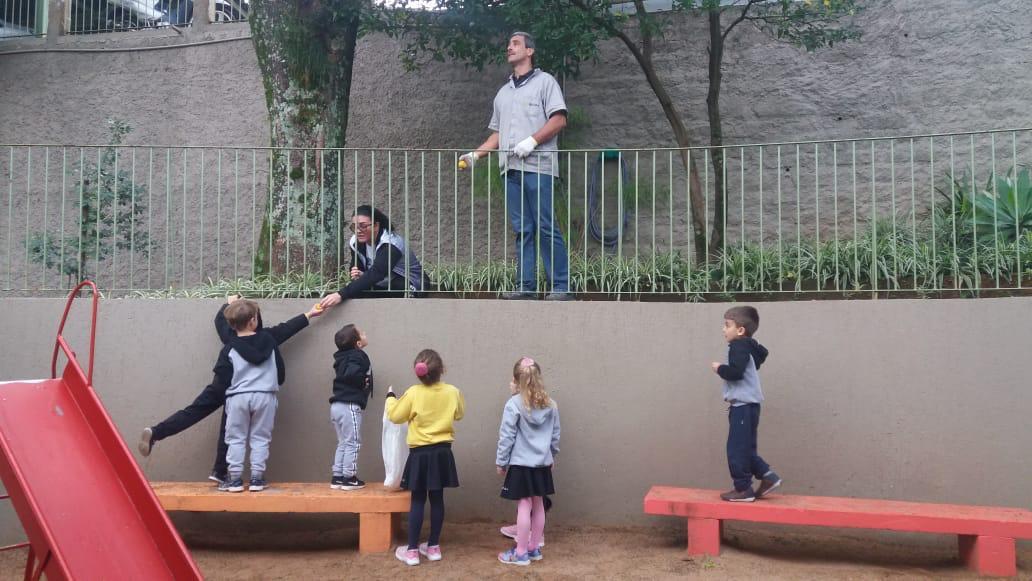 Sucos naturais são preparados por alunos do Espaço Brincar e Criar da Unidade Oswaldo Cruz