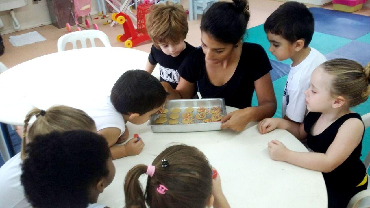 Tradição de produzir biscoitos de Páscoa é cultivada na Cooking Class da Educação Infantil