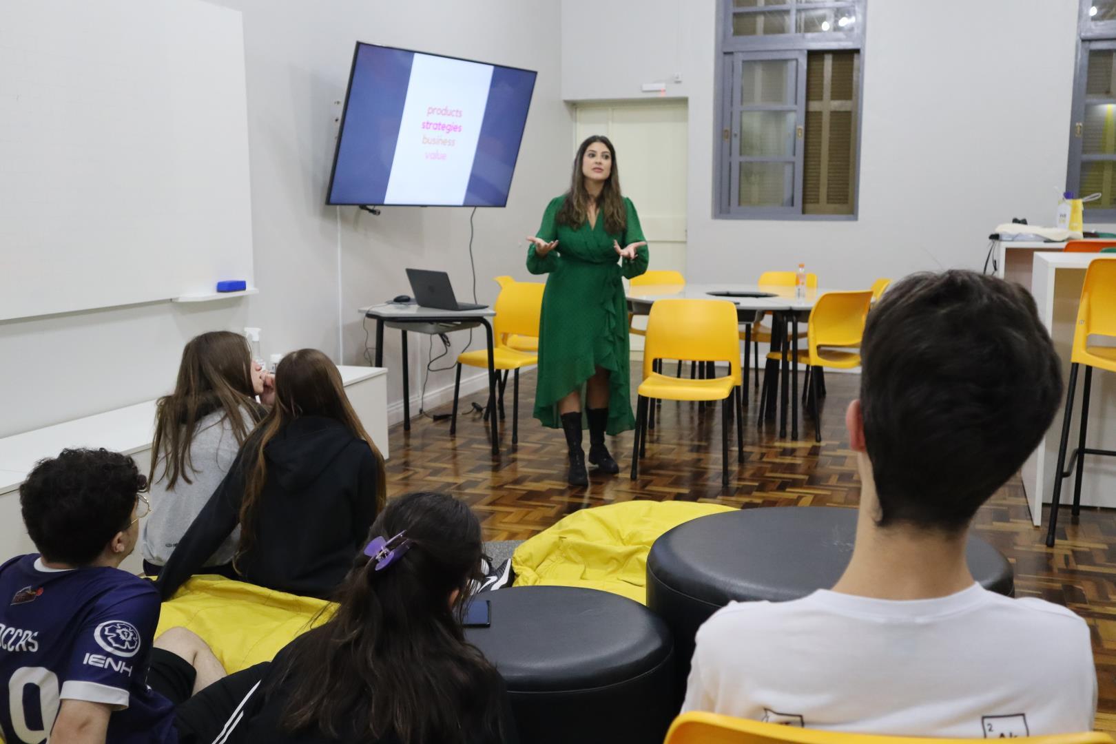 Turma da Unidade Fundação Evangélica estuda sobre Estratégias de Marketing