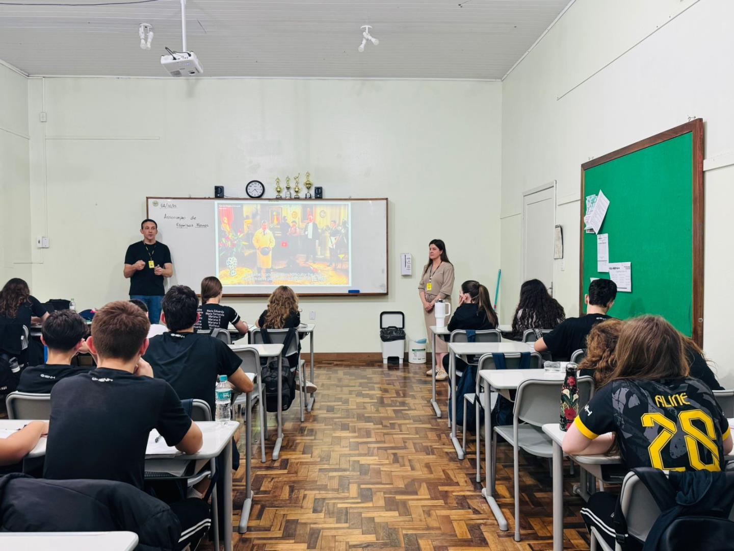 Turmas da 1st grade da IENH participam de aula especial que uniu neurociências e física