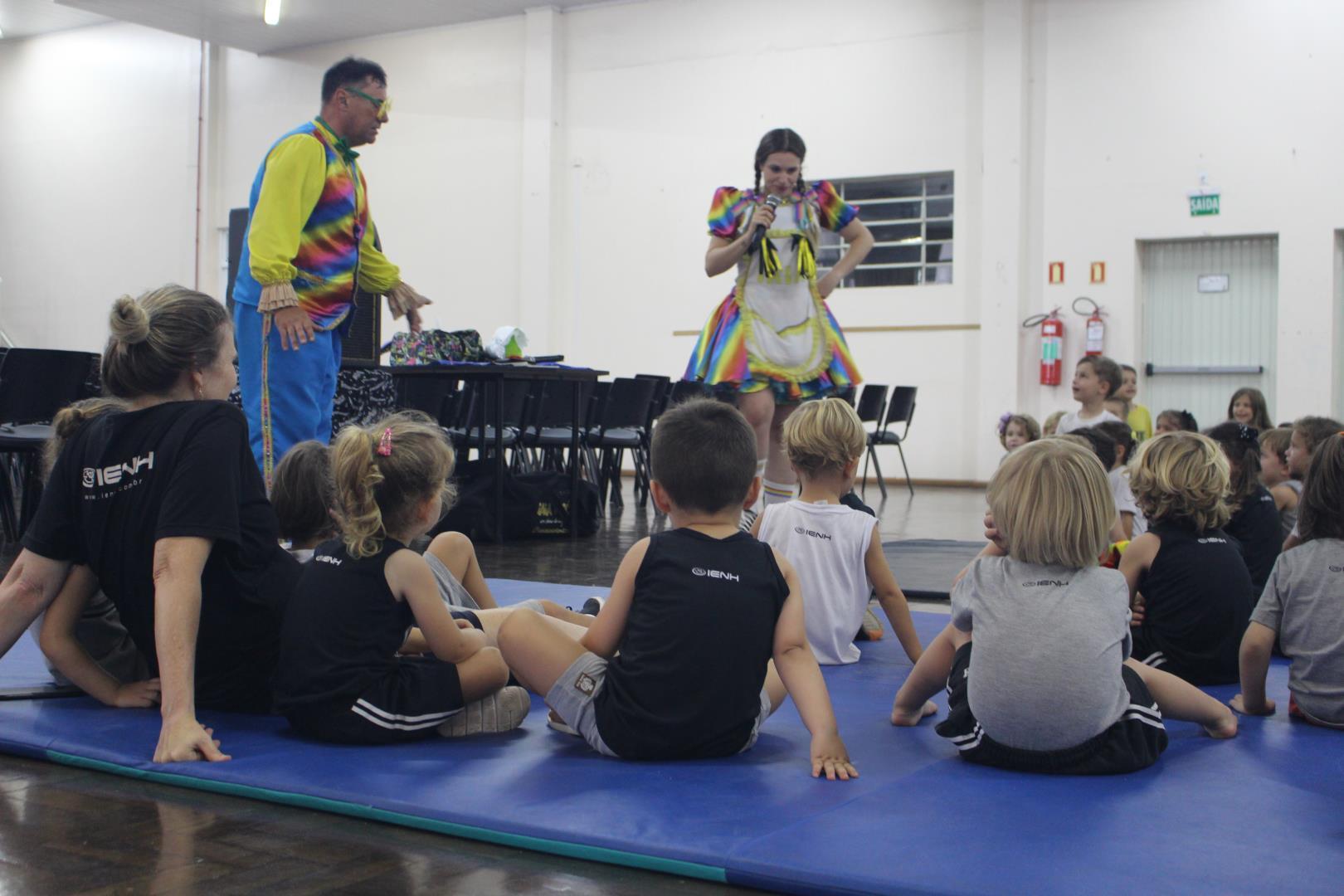 Turmas da Educação Infantil da IENH se divertem com os palhaços Iaiá e Ioiô