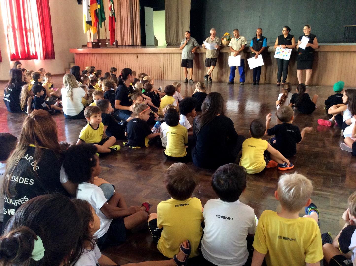 Turmas da Educação Infantil homenageiam colaboradores da Manutenção e da Limpeza