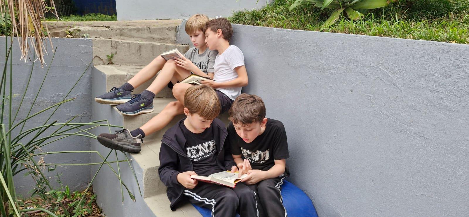Turmas de Year 3 da Unidade Pindorama participam de momento na Árvore Literária