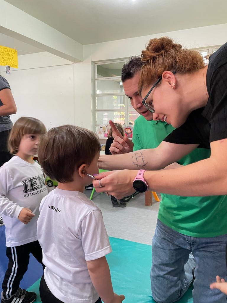 Visita especial é recebida pela turma do Nível 2D da Unidade Oswaldo Cruz