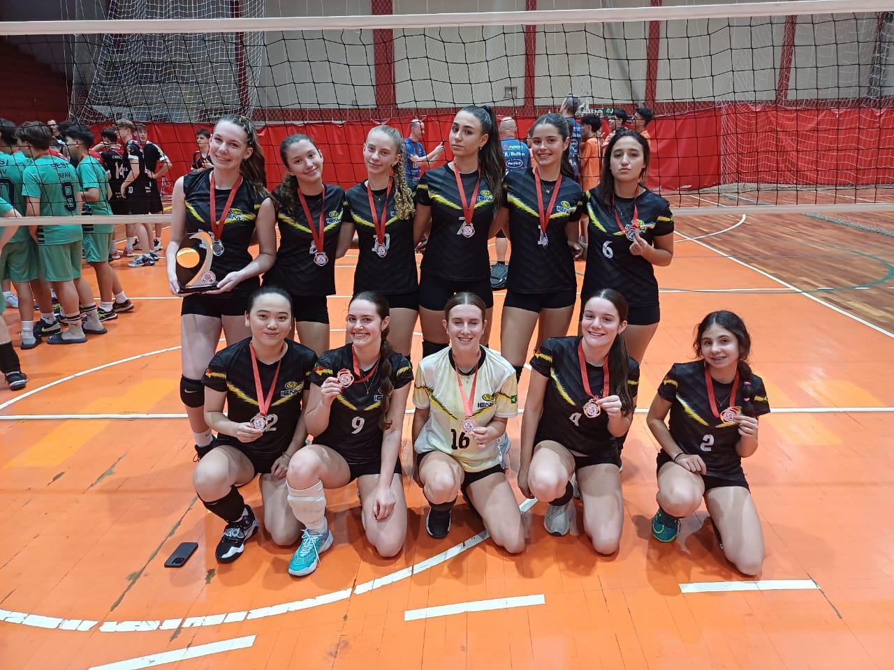 Voleibol infantil feminino traz mais um troféu para a IENH Voleibol infantil feminino traz mais um troféu para a IENH