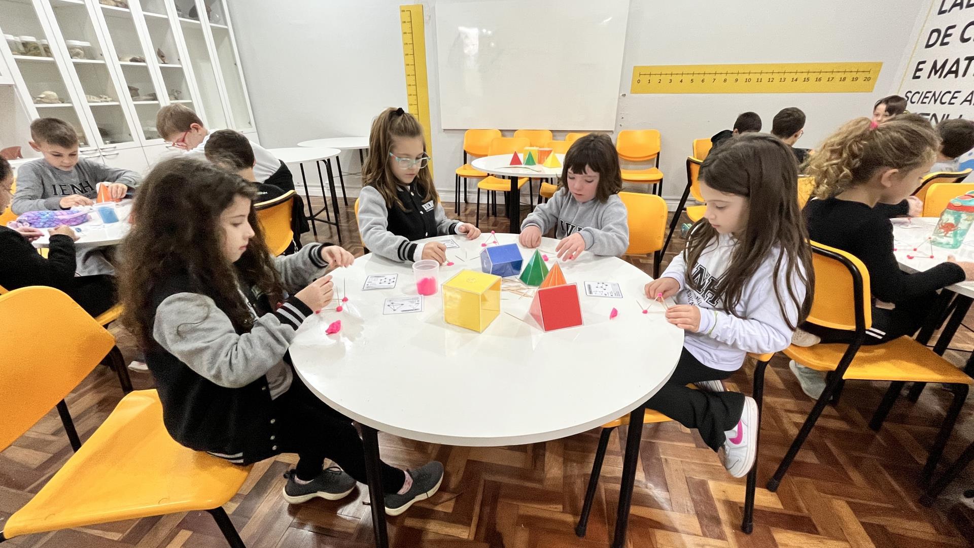 Year 2 da Unidade Pindorama explora sólidos geométricos no Laboratório de Matemática