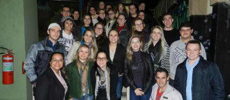 Acadêmicos da Faculdade IENH organizam flash mob para divulgar canais do Youtube criados em aula