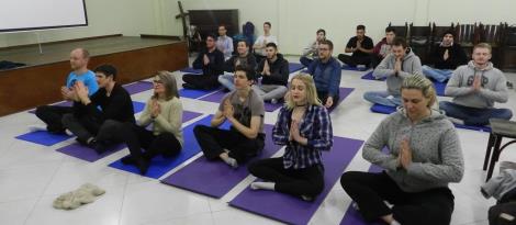 Acadêmicos praticam Hatha Yoga na aula de Desenvolvimento de Pessoas e Lideranças