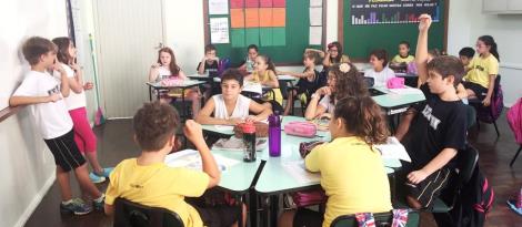Alunos bilíngues recebem visitante do Canadá em sala de aula