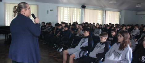 Alunos da Unidade Fundação Evangélica participam de palestra sobre riscos das Redes Sociais Alunos da Unidade Fundação Evangélica participam de palestra sobre riscos das Redes Sociais