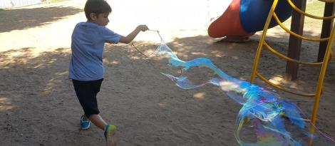 Alunos do Espaço Brincar e Criar da Unidade Oswaldo Cruz brincam com bolhas de sabão gigantes Alunos do Espaço Brincar e Criar da Unidade Oswaldo Cruz brincam com bolhas de sabão gigantes