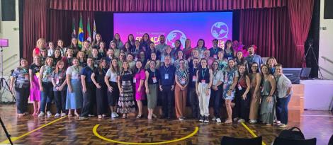 Alunos dos cursos de pós-graduação e extensão em educação bilíngue marcaram presença no 3º SIEB Alunos dos cursos de pós-graduação e extensão em educação bilíngue marcaram presença no 3º SIEB