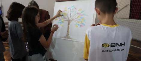 Árvore da Gratidão foi a proposta da Celebração de Ação de Graças na Fundação Evangélica