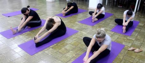 Atividades das Trilhas de Aprendizagem da Faculdade IENH iniciam com prática Hatha Yoga