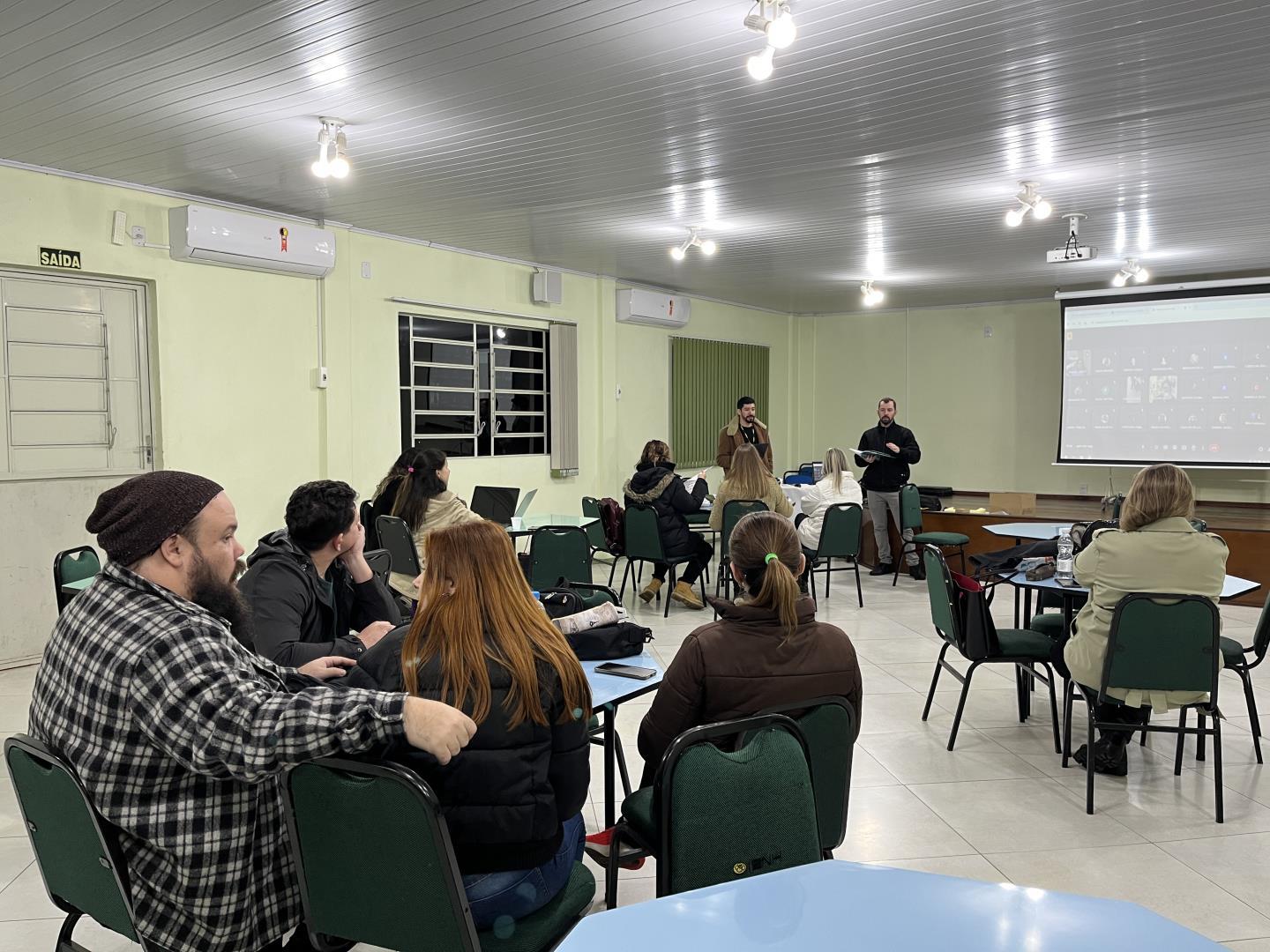 Aula de Psicologia da IENH Conta com Participação de Professor Convidado