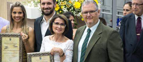 Coordenadora dos Programas Socioambientais da IENH é homenageada e recebe certificado Mulher Cidadã 