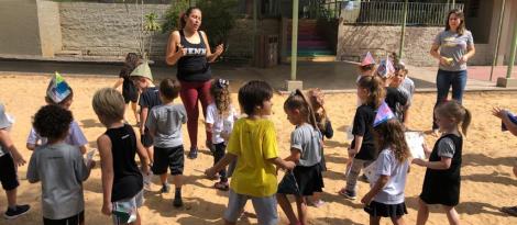 Crianças do Currículo Bilíngue realizam tour pela Unidade Pindorama para explorar a língua inglesa Crianças do Currículo Bilíngue realizam tour pela Unidade Pindorama para explorar a língua inglesa