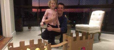 Crianças dos Níveis 4 e suas famílias realizam construções com caixas de papelão  Crianças dos Níveis 4 e suas famílias realizam construções com caixas de papelão