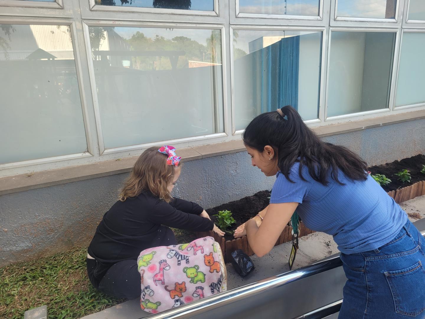 Cultivando aprendizados: crianças realizam plantio no pátio da Unidade Pindorama