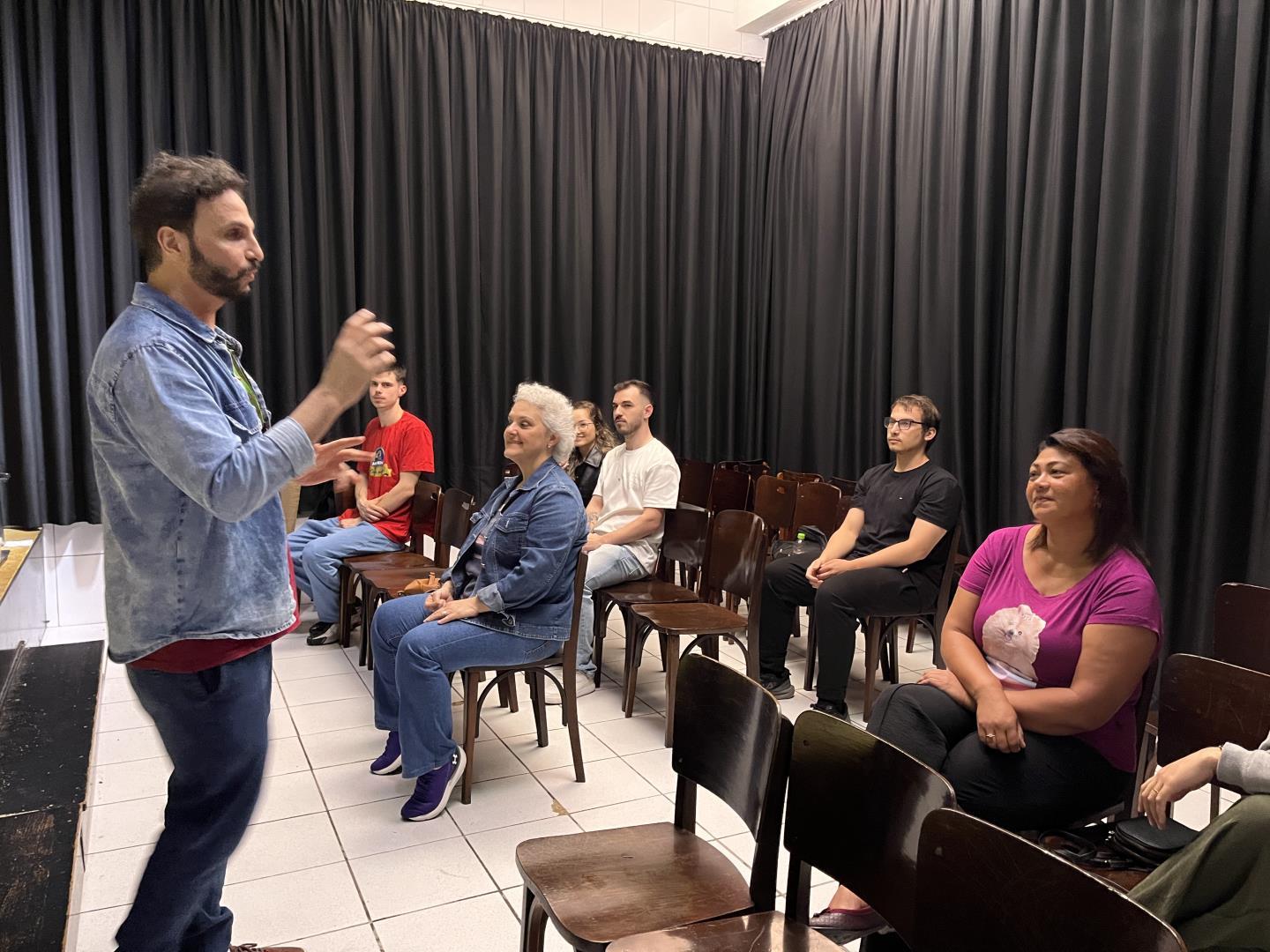 Curso de Comunicação e Criatividade utiliza jogos teatrais para aprimorar habilidades