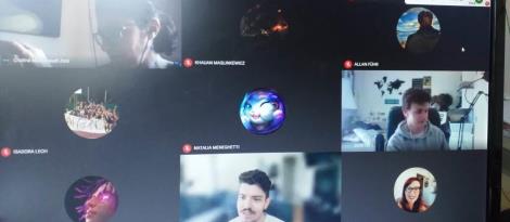 Estudantes bilíngues participam de bate-papo com artista americano   Estudantes bilíngues participam de bate-papo com artista americano