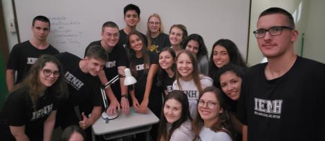 Estudantes do Ensino Médio estudam tipos de vírus por meio de experiência Estudantes do Ensino Médio estudam tipos de vírus por meio de experiência