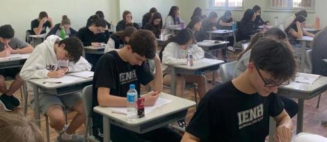 Estudantes do Ensino Médio realizam simulado do ENEM Bernoulli Estudantes do Ensino Médio realizam simulado do ENEM Bernoulli