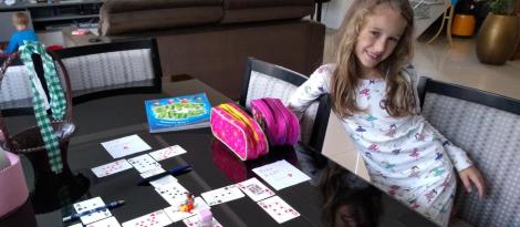 Estudantes participam de desafio em atividade de programação desplugada Estudantes participam de desafio em atividade de programação desplugada