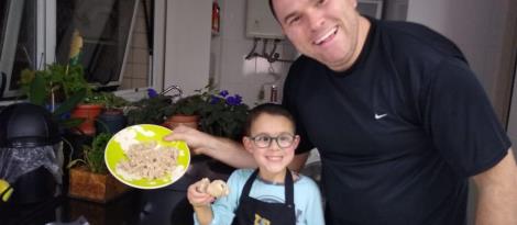 Estudantes preparam receitas em família e produzem livro digital Estudantes preparam receitas em família e produzem livro digital