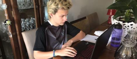 Estudantes realizam simulado preparatório on-line para o ENEM Estudantes realizam simulado preparatório on-line para o ENEM